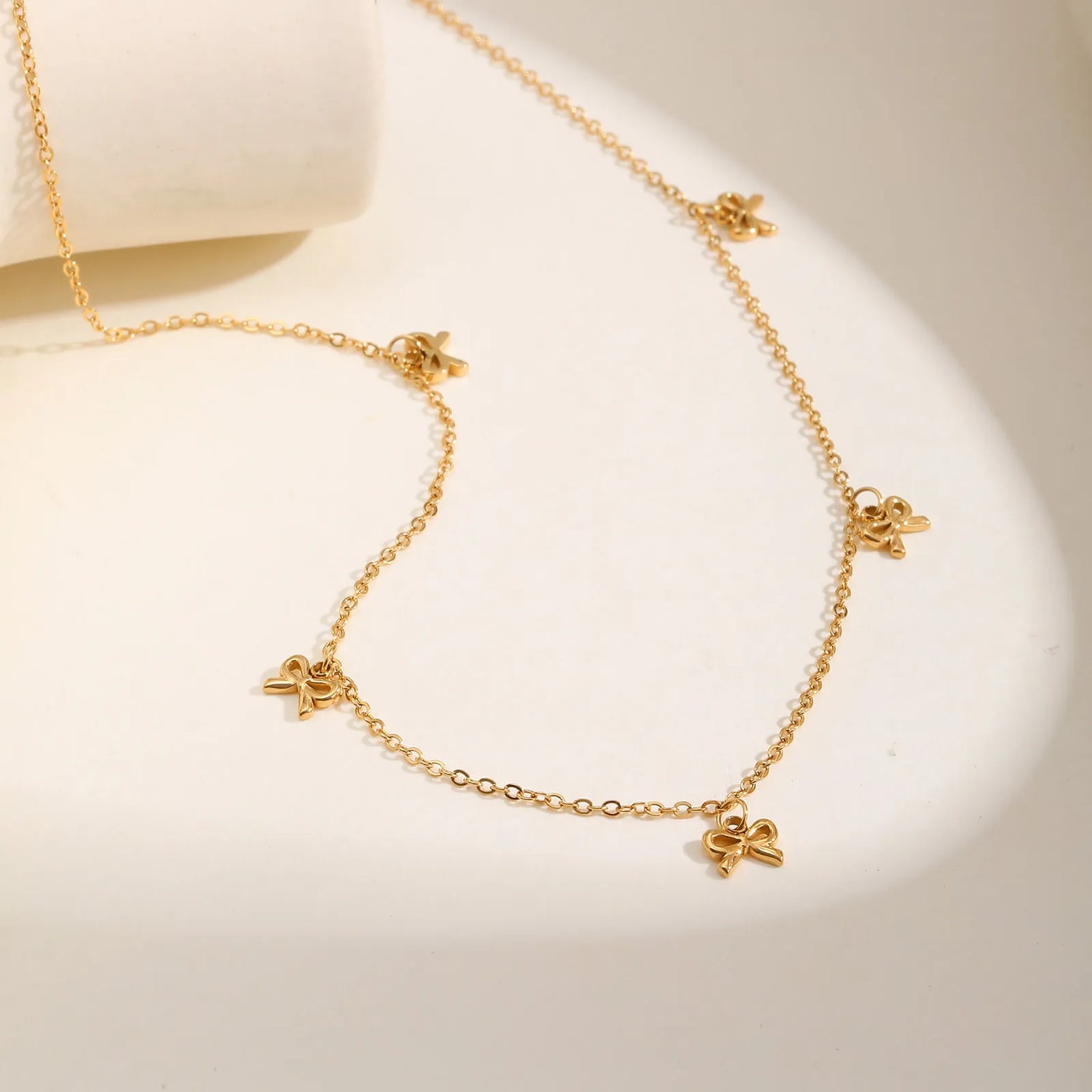 collier pendentif nœud plaquée or